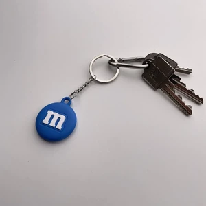 Силиконовый брелок с кольцом iLoungeMax Funny Cartoon Case M&M's Blue для AirTag - Фото 4