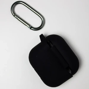 Силиконовый чехол с карабином iLoungeMax TPU Case Black для AirPods 3 - Фото 3