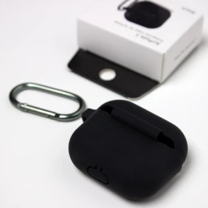 Силиконовый чехол с карабином iLoungeMax TPU Case Black для AirPods 3 - Фото 2
