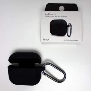 Силиконовый чехол с карабином iLoungeMax TPU Case Black для AirPods 3 - Фото 4