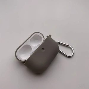 Чехол с карабином iLoungeMax TPU Case Gray для AirPods Pro - Фото 3