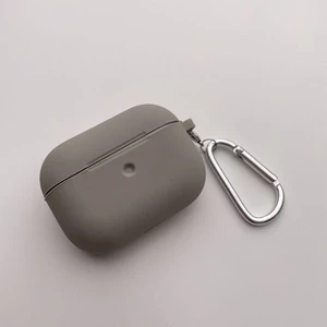 Чехол с карабином iLoungeMax TPU Case Gray для AirPods Pro - Фото 2