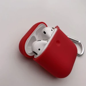 Силиконовый чехол с карабином iLoungeMax TPU Case Red для AirPods 2 | 1 - Фото 2