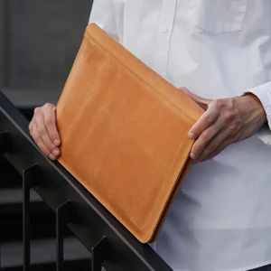 Кожаный чехол-конверт INCARNE Neat Cognac для MacBook Air 15" M3 | M2 (2024 | 2023) - Фото 4