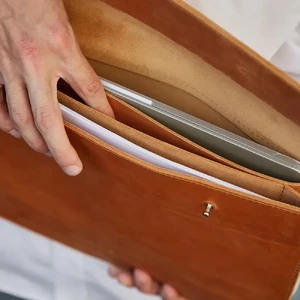 Кожаный чехол-конверт INCARNE Neat Cognac для MacBook Air 15" M3 | M2 (2024 | 2023) - Фото 5