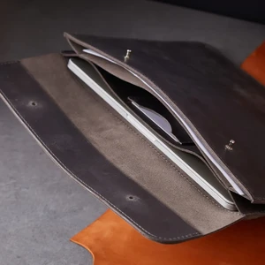 Кожаный чехол-конверт INCARNE Neat Cognac для MacBook Air 15" M3 | M2 (2024 | 2023) - Фото 8
