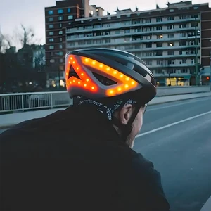 Умный защитный шлем для велосипеда Lumos Kickstart Black с подсветкой, датчиками поворота и влагозащитой - Фото 6