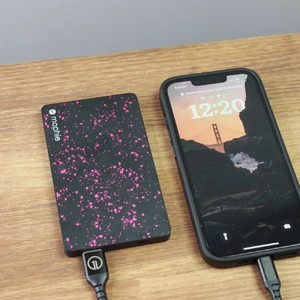 Компактний бюджетний міні повербанк Mophie Powerstation Mini Magenta для iPhone 3000mAh, з індикатором заряду - Фото 4