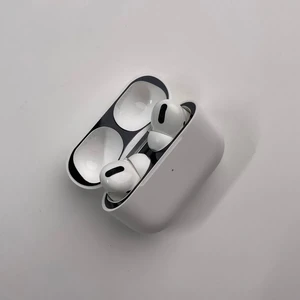Защитная пленка iLoungeMax для зарядного кейса AirPods Pro Black - Фото 2