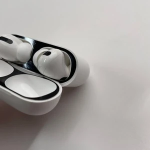 Защитная пленка iLoungeMax для зарядного кейса AirPods Pro Black - Фото 3