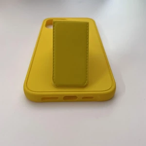 Чехол-подставка с держателем iLoungeMax Case-Stand Yellow для iPhone 12 Pro Max - Фото 4