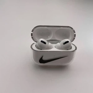 Захисний пластиковий чохол iLoungeMax Nike для Apple AirPods Pro - Фото 3
