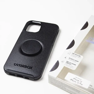 Противоударный чехол-подставка (с попсокетом) iLoungeMax Otter + Pop Symmetry Series Black для iPhone 12 | 12 Pro - Фото 2