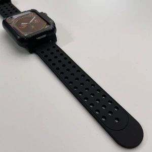 Противоударный чехол-ремешок с защитой экрана iLoungeMax Shockproof Rugged для Apple Watch 44mm SE 2 | SE | 6 | 5 | 4 - Фото 4
