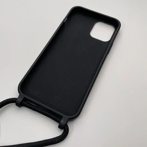 Силиконовый чехол на шнурке iLoungeMax Shoulder Strap Black для iPhone 12 | 12 Pro - Фото 4