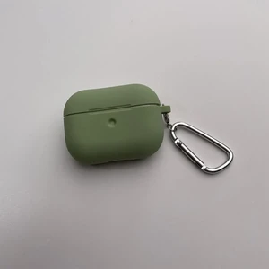Чехол с карабином iLoungeMax TPU Case Light Green для AirPods Pro - Фото 3