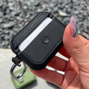 Противоударный чехол с замком iLoungeMax Creative Carbon Fiber Case Olive для AirPods Pro 2 - Фото 4