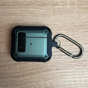 Противоударный чехол на замке для AirPods Pro 2 с карабином | iLoungeMax Lock Case Green - Фото 3