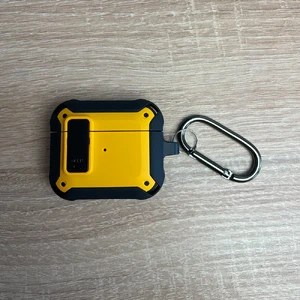 Протиударний чохол на замку для AirPods 3 з карабіном | iLoungeMax Lock Case Yellow - Фото 3