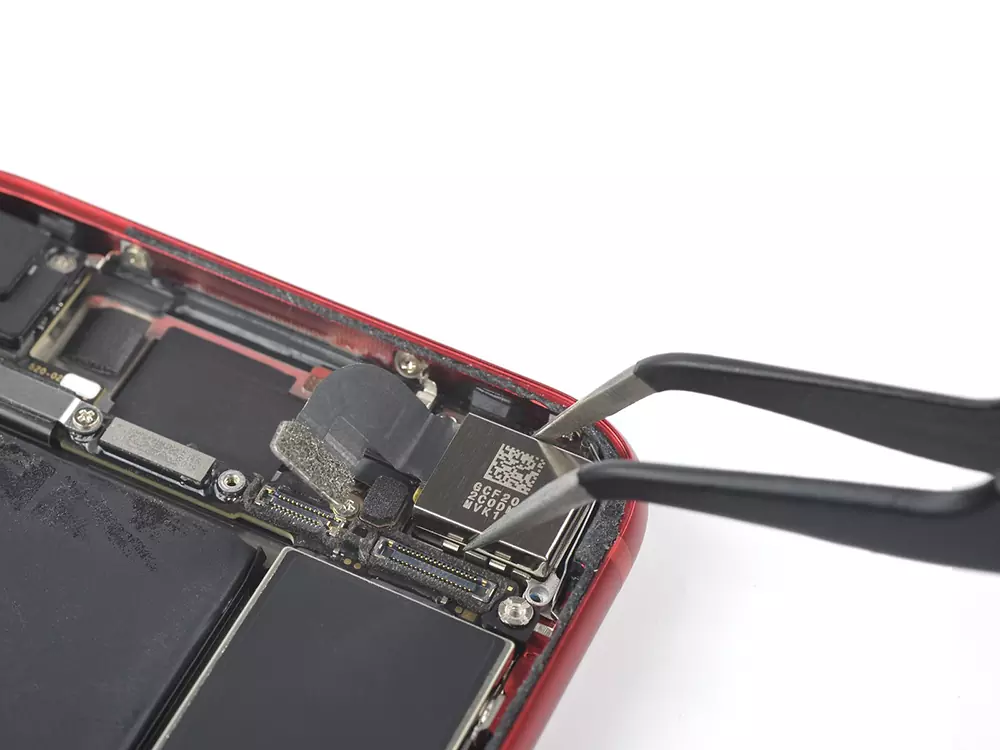 Ремонт фонарика iPhone SE 3 (2022)
