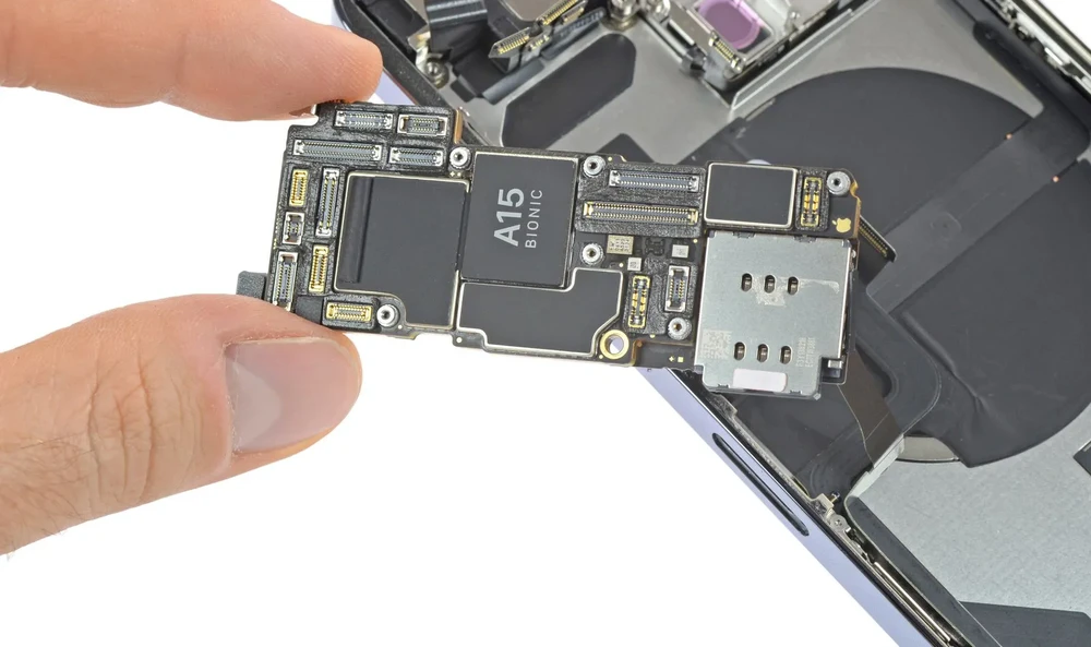 Ремонт материнской платы iPhone 13 mini