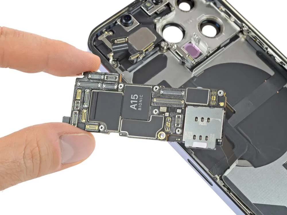 Замена материнской платы iPhone 13 Pro