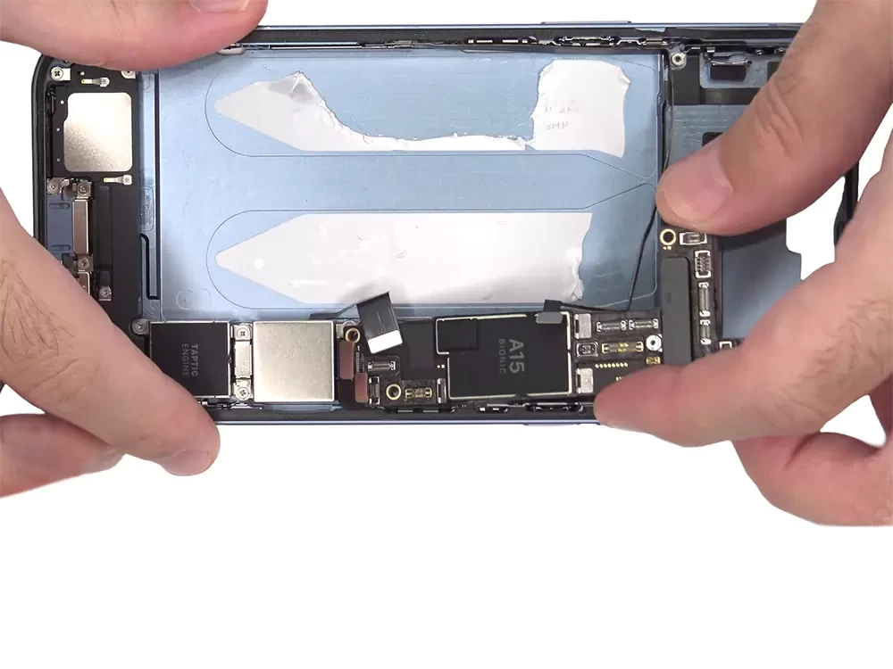 Ремонт материнской платы iPhone 14 Plus