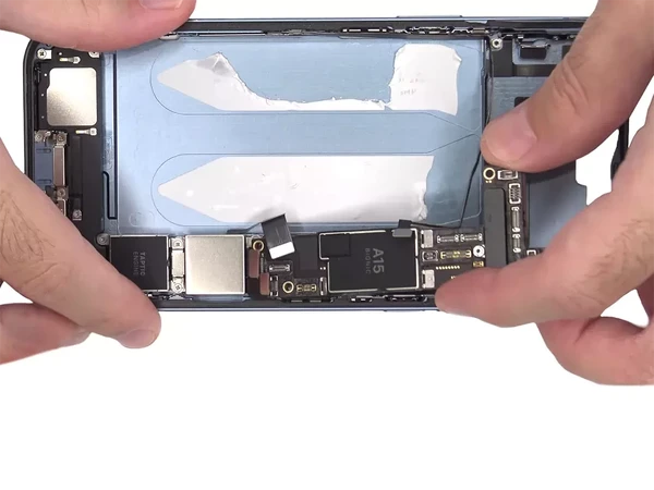 Ремонт материнской платы iPhone 14 Plus