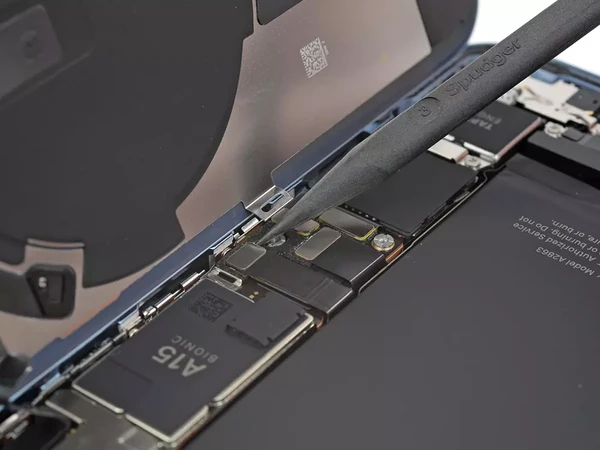 Ремонт материнской платы iPhone 14