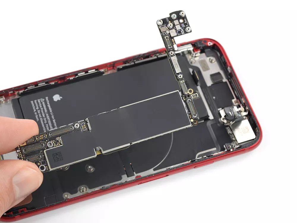 Ремонт материнської плати iPhone SE 3 (2022)