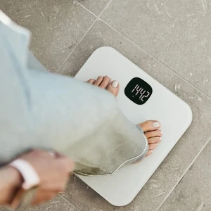 Підлогові розумні Bluetooth-ваги Fitbit Aria Air White з дисплеєм та відстеженням IMT для iOS/Android - Фото 4