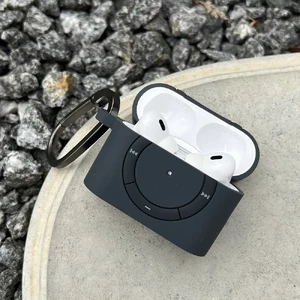 Силиконовый чехол с карабином Spigen Classic Shuffle Case Charcoal для AirPods Pro 2 - Фото 3