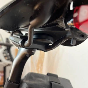 Велосипедное крепления iLoungeMax Bike Holder Bracket Apple AirTag под сидушку - Фото 4