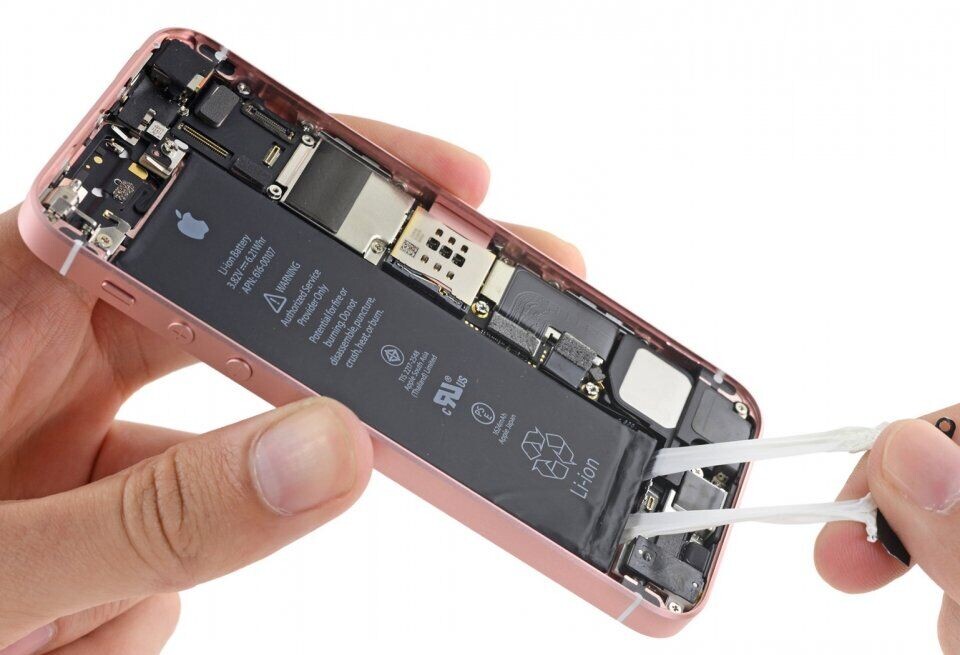 Как поменять аккумулятор на iPhone 4 или 4S