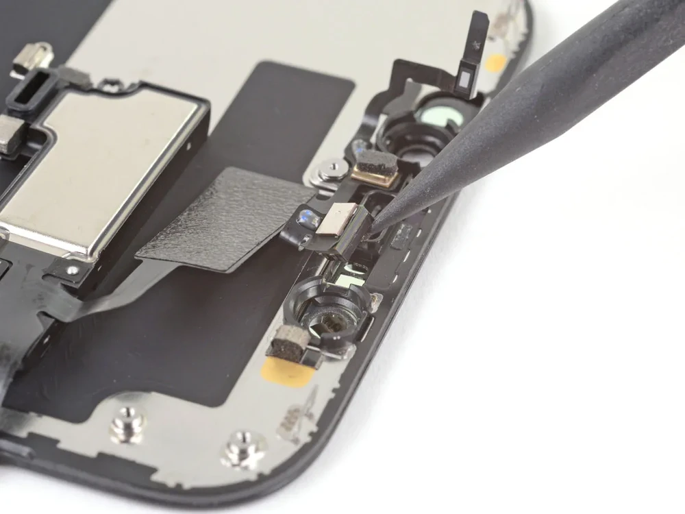 Замена фронтальной камеры iPhone 13