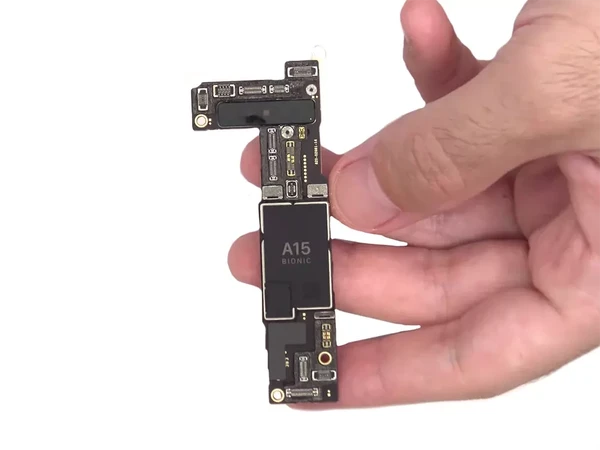 Замена материнской платы iPhone 14 Plus
