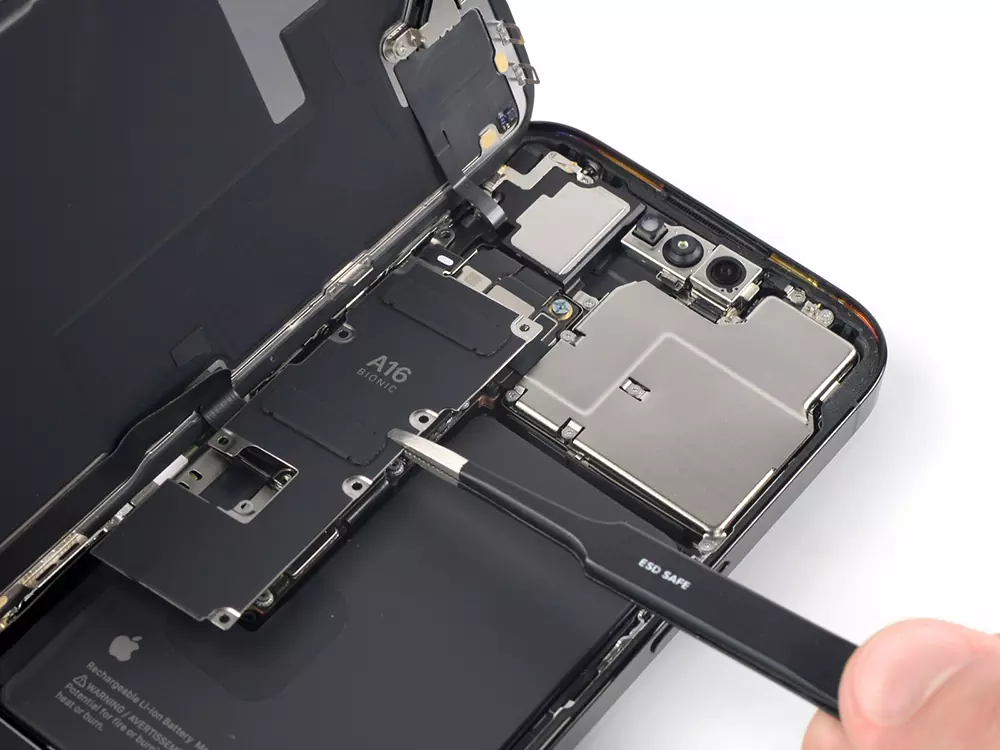Замена материнской платы iPhone 14 Pro