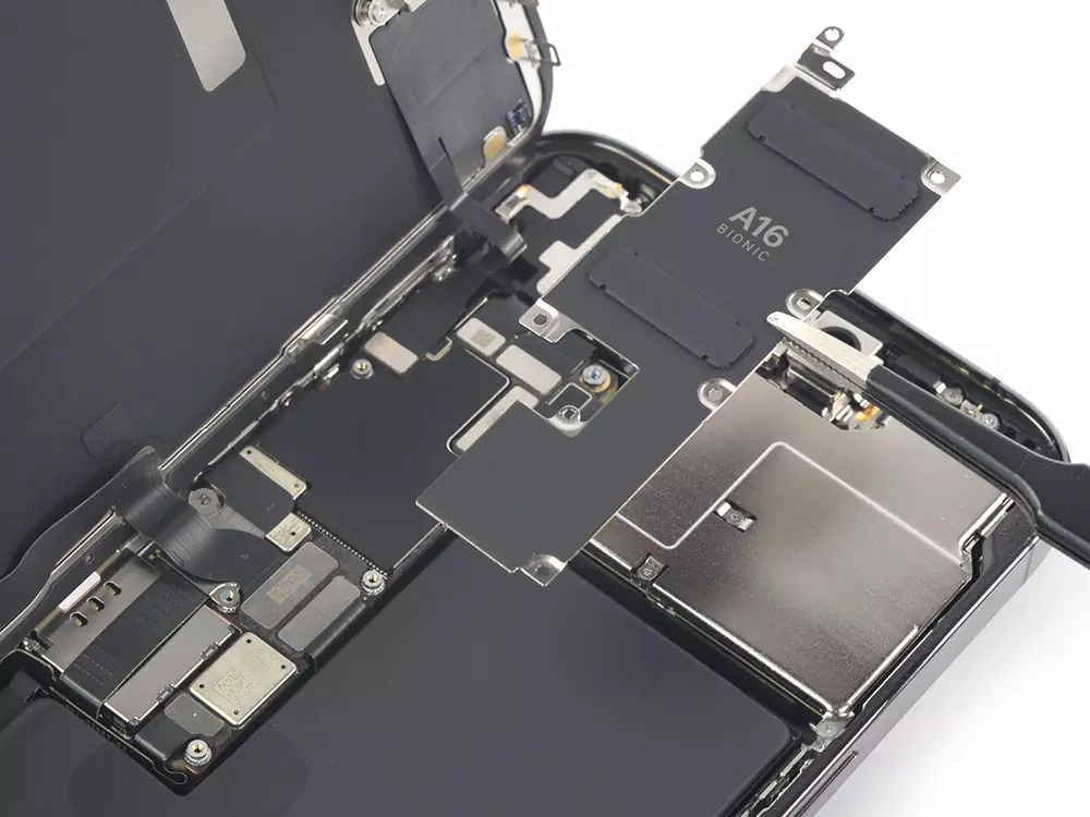 Замена материнской платы iPhone 14 Pro Max