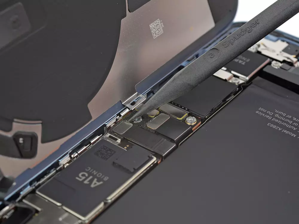 Замена материнской платы iPhone 14