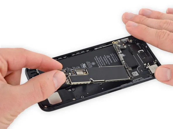 Замена материнской платы iPhone 7