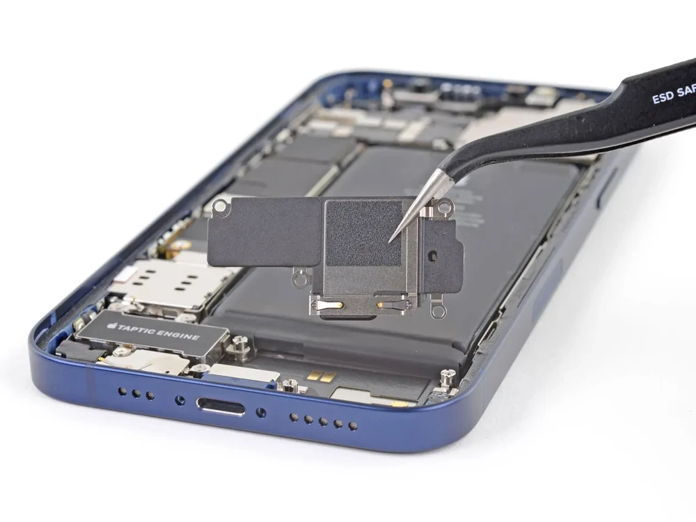 Замена полифонического (нижнего) динамика iPhone 13