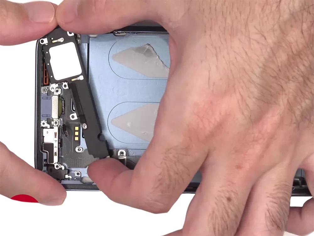 Замена полифонического (нижнего) динамика iPhone 14 Plus