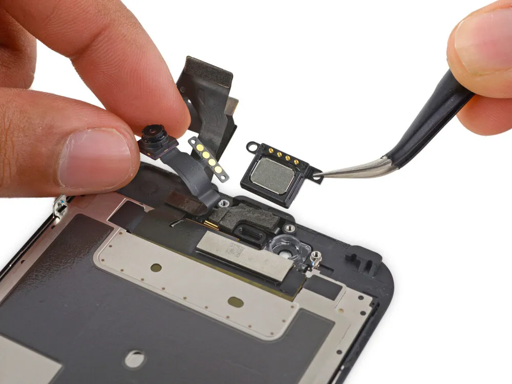 Замена сетки голосового динамика iPhone 13 mini