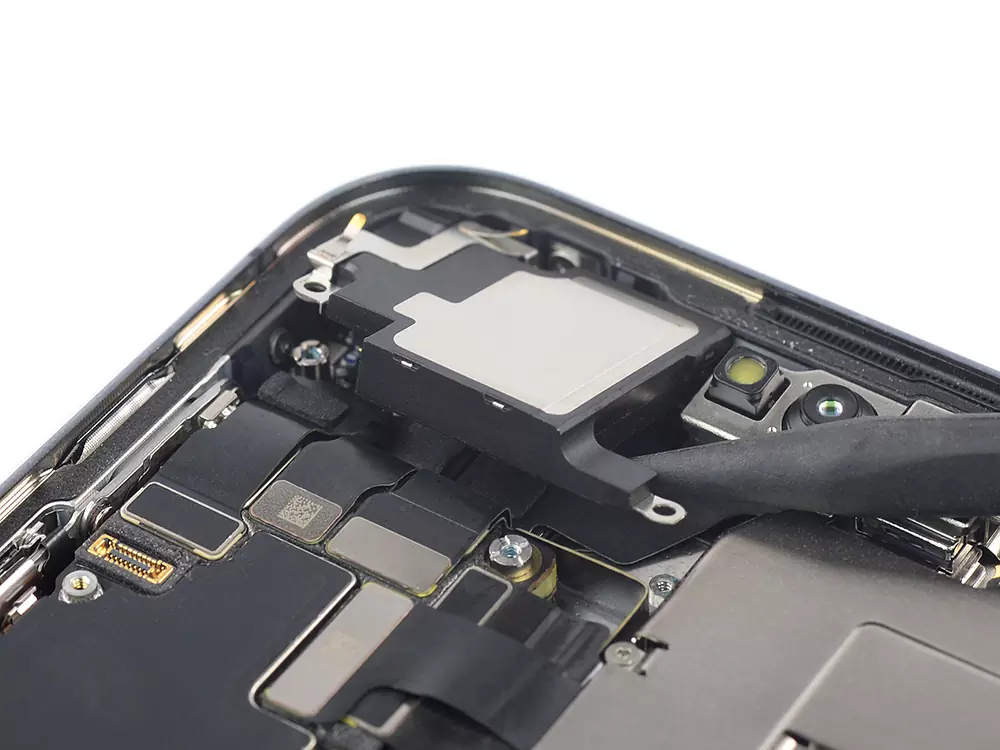 Замена сетки голосового динамика iPhone 14 Pro Max