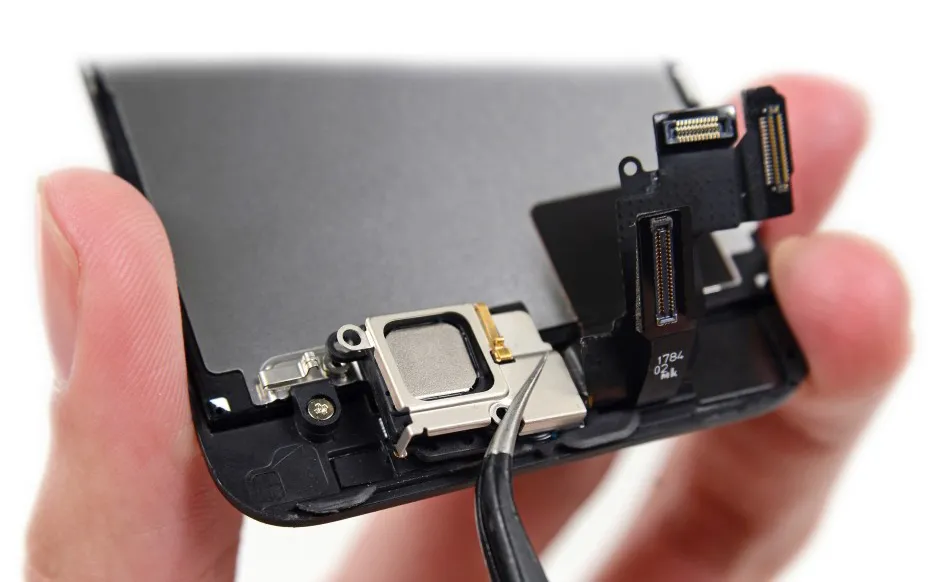 Замена сетки голосового (верхнего) динамика iPhone XR