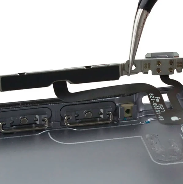 Замена шлейфа кнопок громкости iPad Pro 11" M2 (2022)