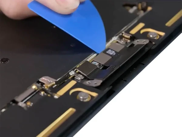 Замена шлейфа матрицы MacBook Air 13" M2 (2022) A2681