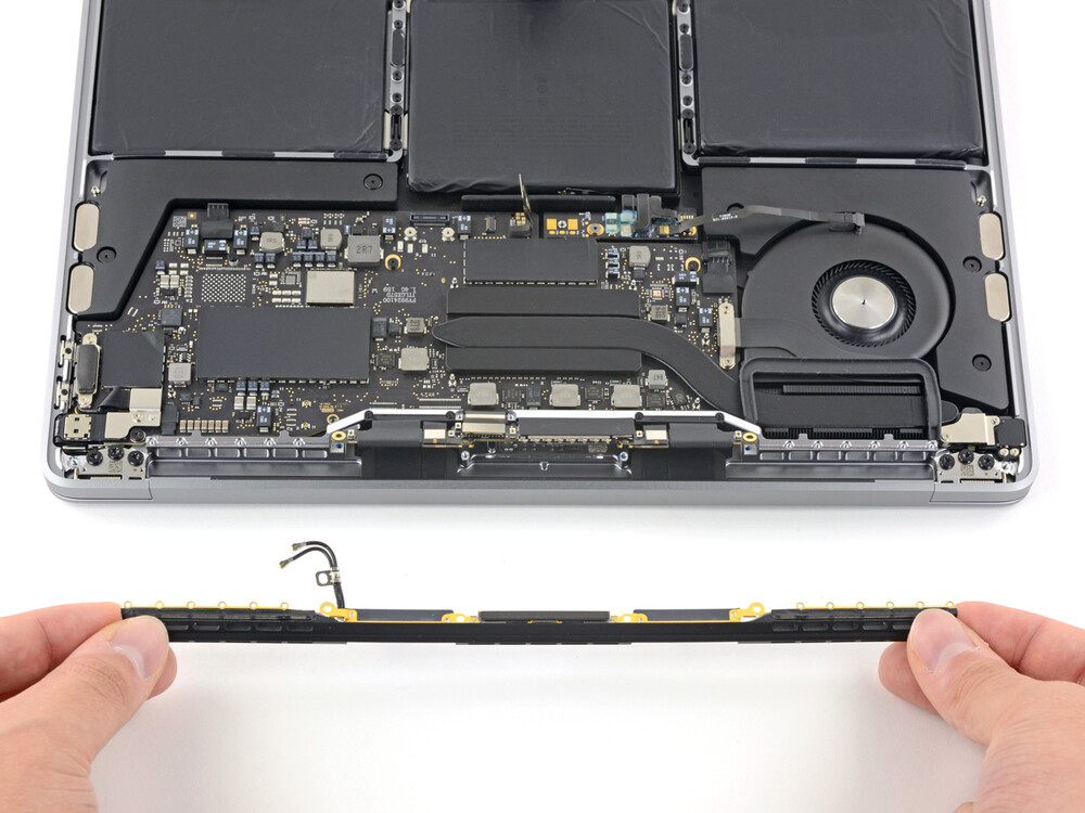 Замена шлейфа матрицы MacBook Pro 13" (2020) A2289, A2251