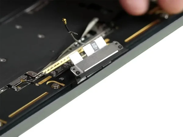 Заміна шлейфу матриці MacBook Pro 13" M2 (2022) A2338