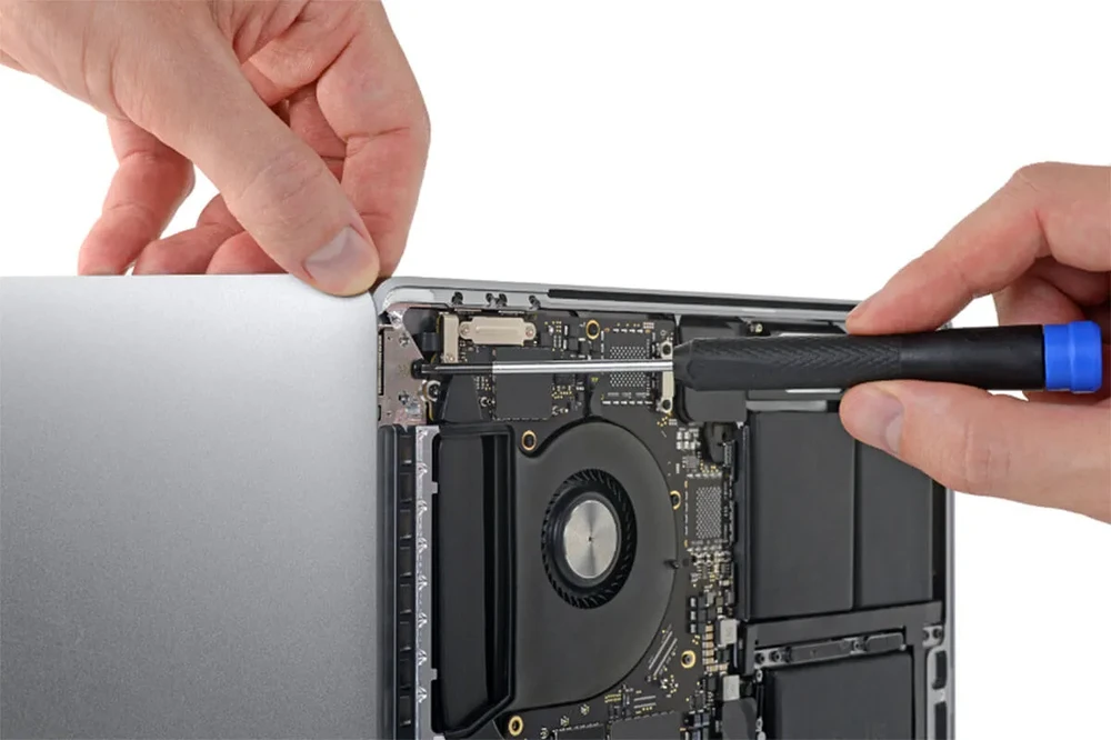 Замена шлейфа матрицы MacBook Pro 15" (2018 | 2019) А1990